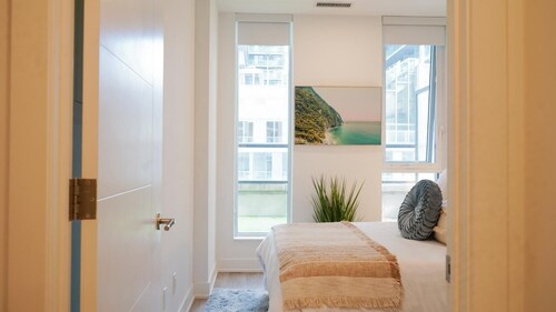 Beautiful modern condo with 5 star amenities, spacious balcony & pet friendly