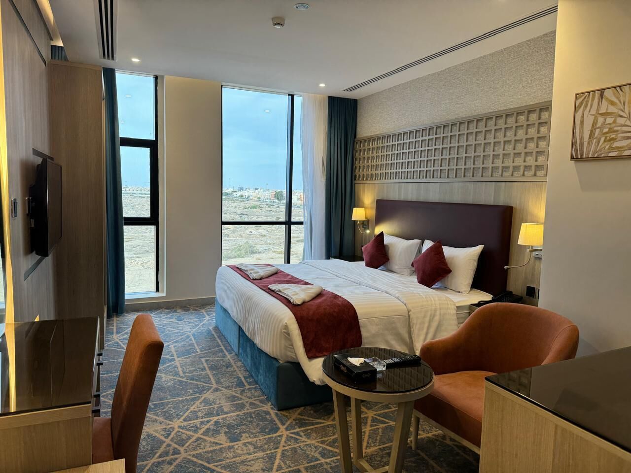 Apartemen Basic, pemandangan kota | Brankas, ruang kerja ramah laptop, dan tirai kedap cahaya