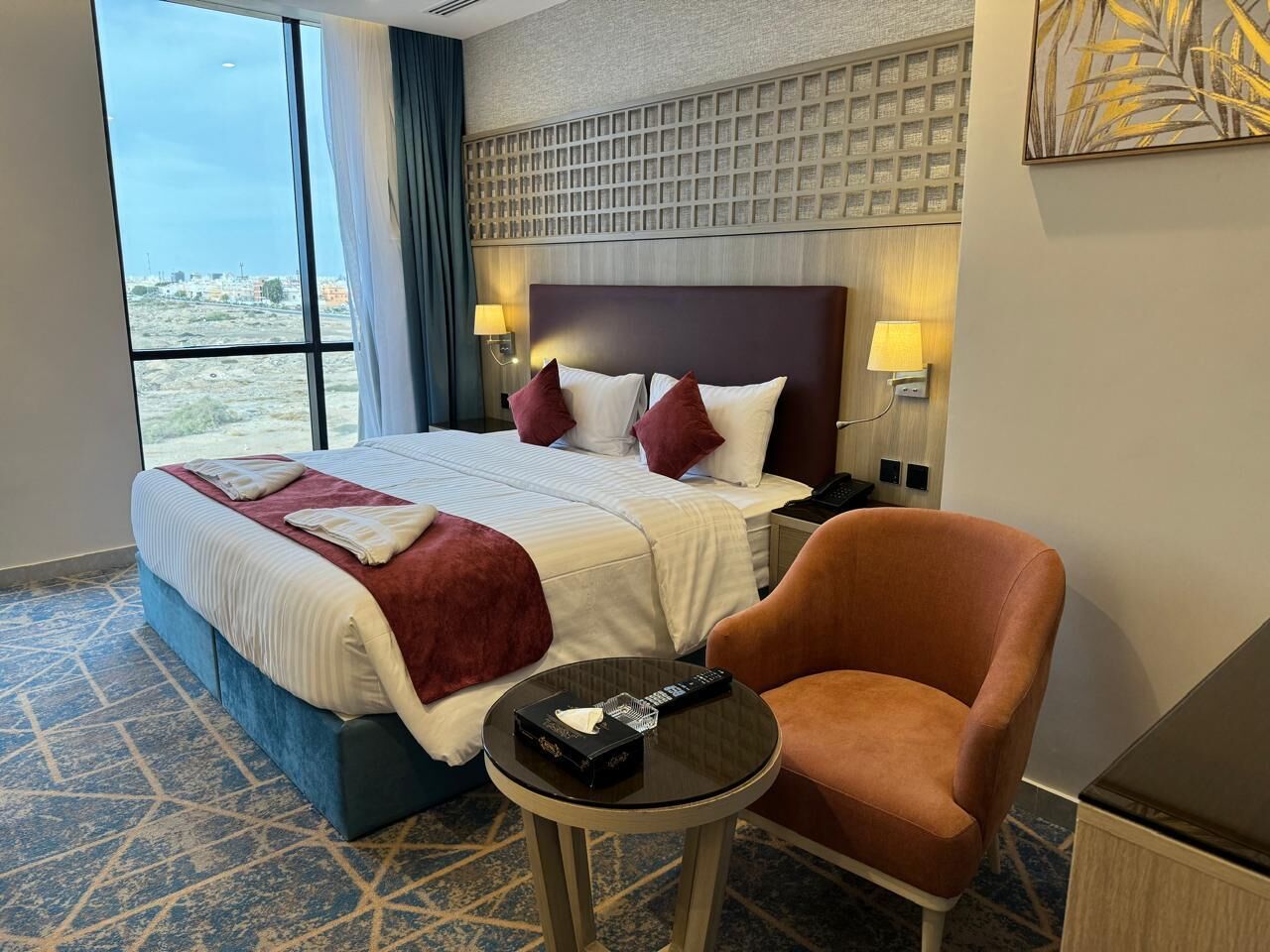 Caja de seguridad en la habitación y espacio para trabajar con laptop 