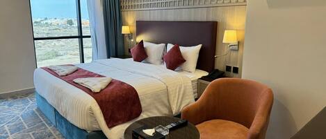 Caja de seguridad en la habitación y espacio para trabajar con laptop