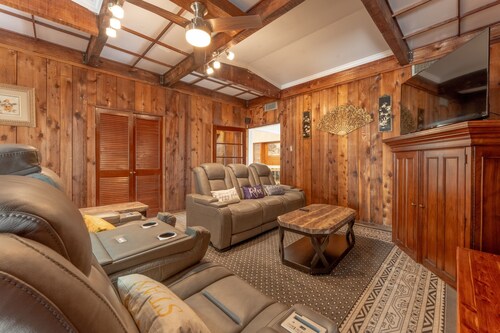 Large 4BR House with Game Room Close to Everything