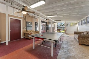 Game room - Large 4BR House with Game Room Close to Everything (Baton Rouge)