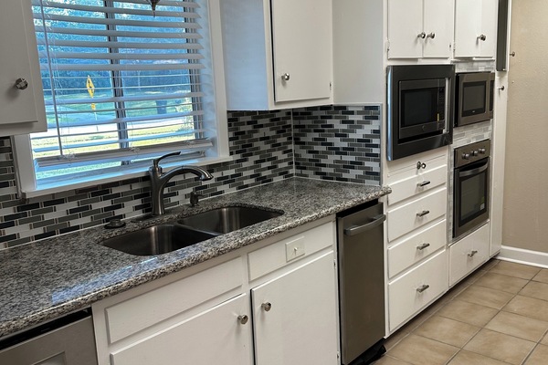 Mikrobølgeovn, ovn, kokeplater og oppvaskmaskin