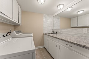 Microondas, horno, parrilla de estufa y lavavajillas 