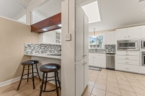 Microondas, horno, parrilla de estufa y lavavajillas 