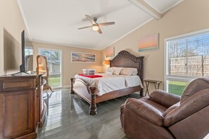 4 slaapkamers, een strijkplank/strijkijzer, gratis wifi, beddengoed