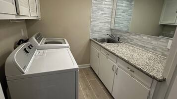 Mikrowelle, Ofen, Herdplatte, Geschirrspüler