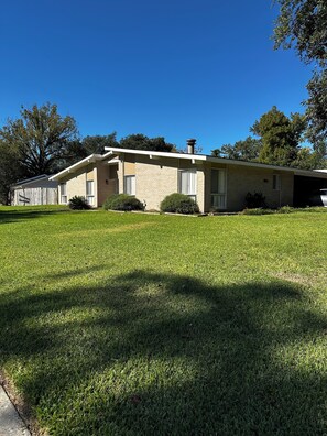 Exterior - Large 4BR House with Game Room Close to Everything (Baton Rouge)
