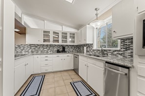 Microwave, oven, stovetop, dishwasher - Large 4BR House with Game Room Close to Everything (Baton Rouge)