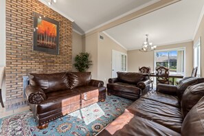 Televisión y chimenea 