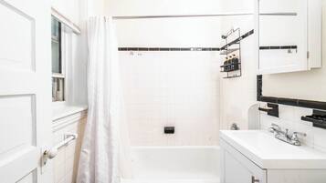 Een haardroger, handdoeken, zeep, toiletpapier