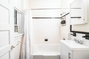 مجففات شعر، مناشف، صابون، ورق حمّام