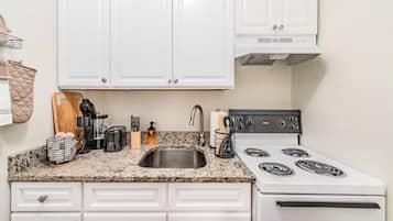 Een koelkast, een magnetron, een oven, een kookplaat