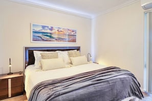3 bedrooms, iron/ironing board, WiFi, bed sheets - Boardwalk Bliss Explore the Lively Mindarie Marina (Mindarie)