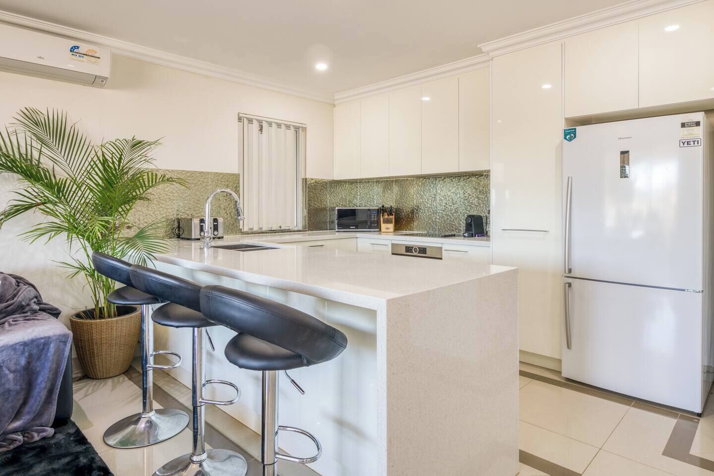 雪櫃、微波爐、焗爐、爐具