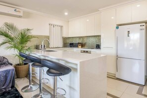 Fridge, microwave, oven, stovetop - Boardwalk Bliss Explore the Lively Mindarie Marina (Mindarie)