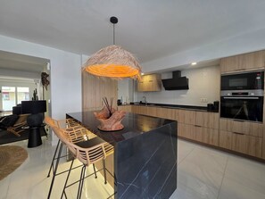 Jääkaappi, mikroaaltouuni, uuni, liesi