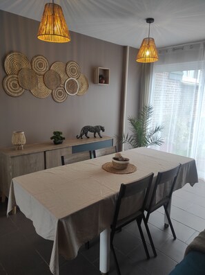 Dining - L'essentiel en campagne (Calais) Farmhouse 10 minutes from the beach! Private Parking! (Guemps)