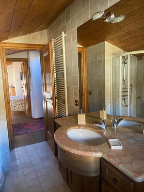 Shower, hair dryer, bidet, towels - 360-DEGREE PANORAMIC ATTIC IN THE PEARL OF THE DOLOMITES (Cortina d'Ampezzo)