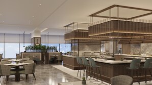 En modern restaurang med högt i tak, en entresol och utsikt över himlen.