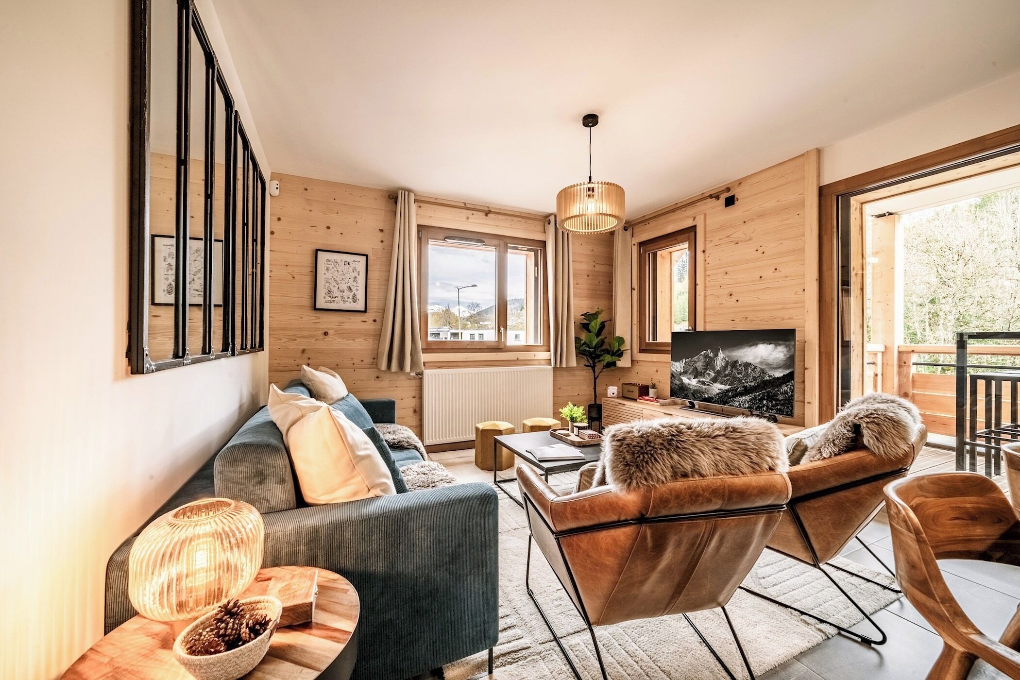 Een gezellige woonkamer met een bank, stoelen, een salontafel en een televisie.