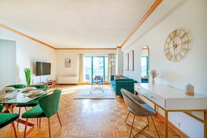 Apartment | 2 bedrooms, Internet - Contemporary 2 Bed 2 Bath Apt Bright and Sunny (New York)