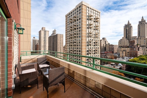 Contemporary 2 Bed 2 Bath Apt Bright and Sunny