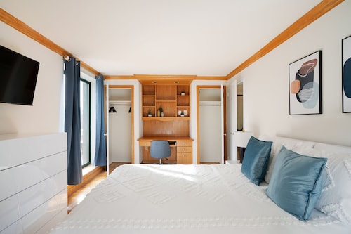 Contemporary 2 Bed 2 Bath Apt Bright and Sunny