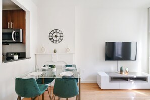 House | 1 bedroom - Contemporary 1 Bedroom Apartment in NYC (New York)