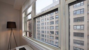 Une pièce dotée d’une grande fenêtre, d’un lampadaire et d’un radiateur.