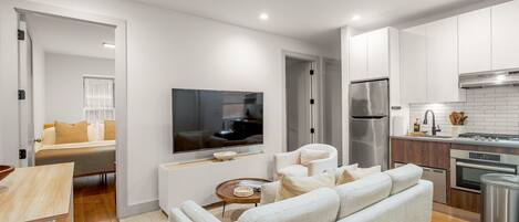 Un appartement moderne comprenant un salon, un coin repas et une cuisine.