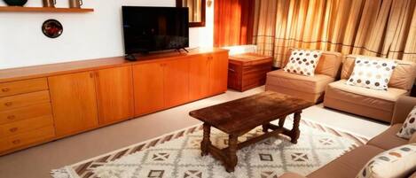 Familie appartement, Meerdere bedden, koelkast | Woonruimte | Flatscreentelevisie