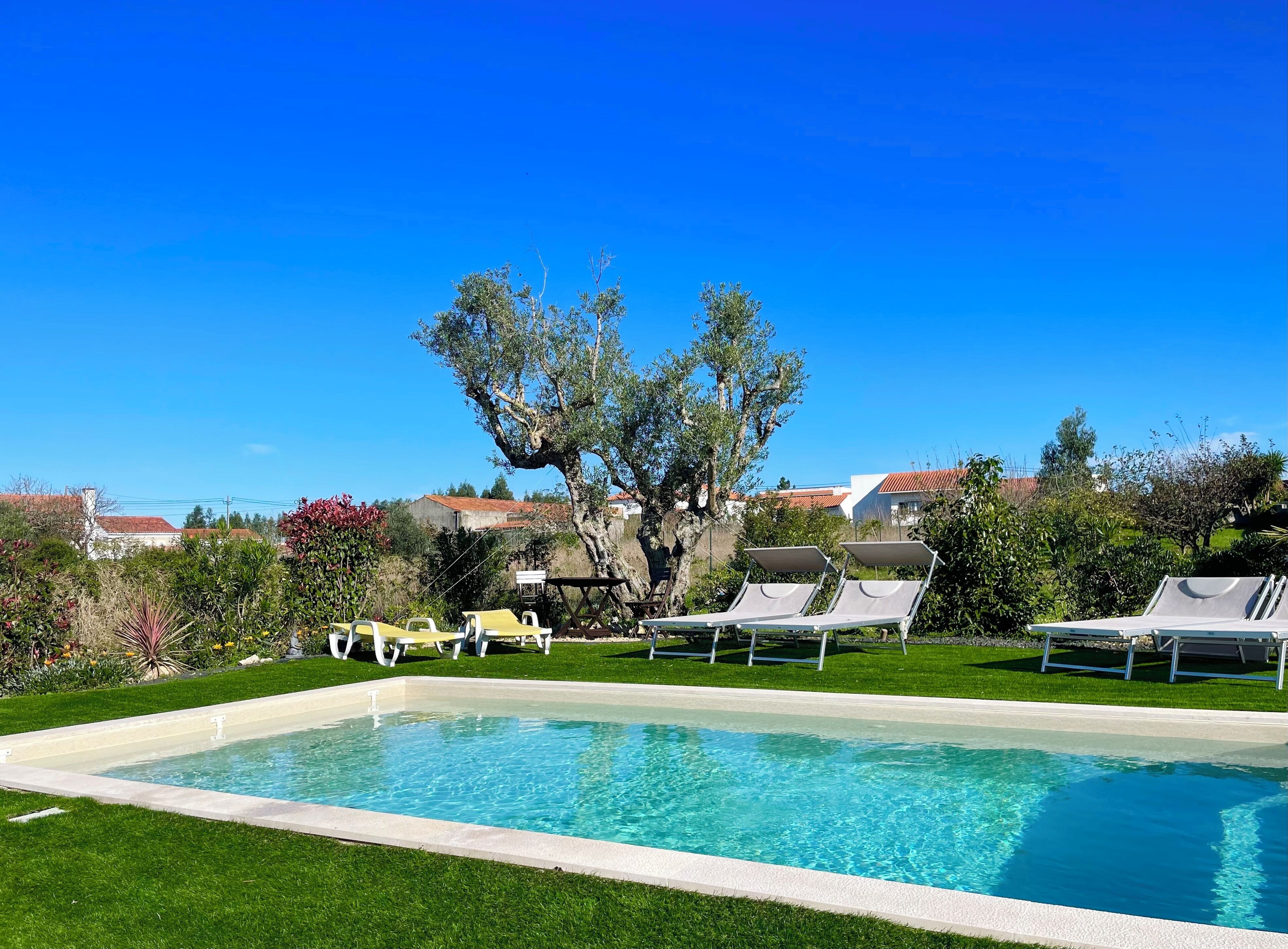 Sæsonbestemt udendørs pool, åben fra kl. 08.30 til kl. 21.30, parasoller