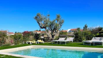 Kolam renang outdoor musiman, dengan payung kolam renang