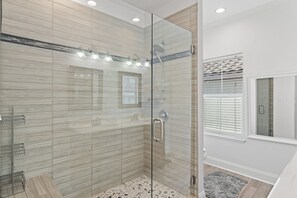 Shower, hair dryer, towels - Destiny In Emerald Green • Bikes • Steps to Beach & Pool (Destin)
