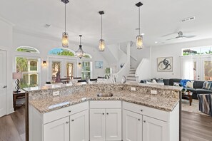 Interior - Destiny In Emerald Green • Bikes • Steps to Beach & Pool (Destin)