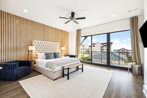 9 Schlafzimmer, Schreibtisch, Bügeleisen/Bügelbrett, Reisekinderbett