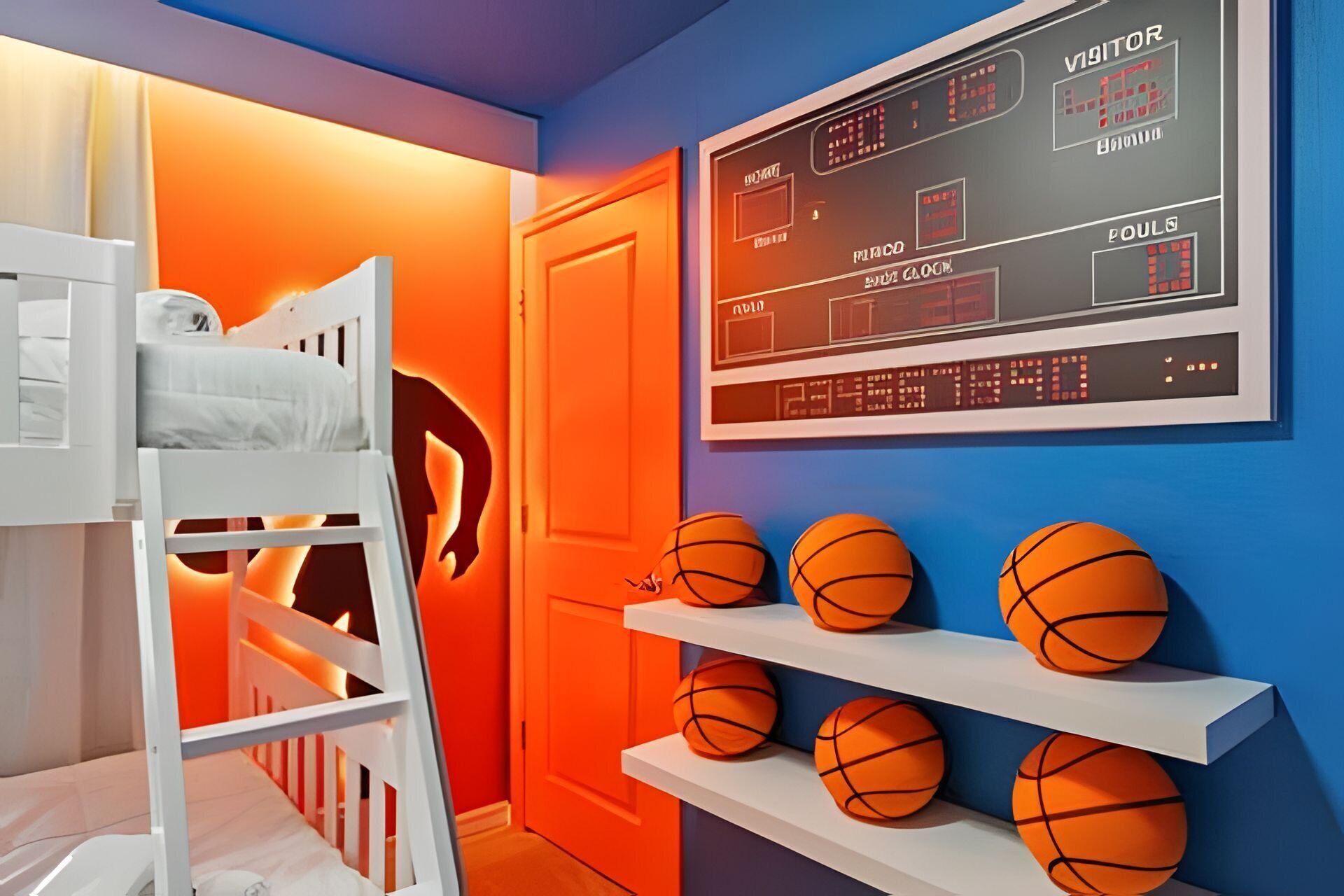 Una habitación con una litera, un reloj de pared y repisas con balones de baloncesto.