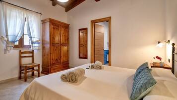 1 bedroom, travel crib