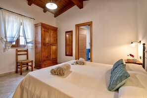 1 bedroom, travel crib