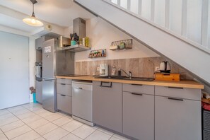 Frigorífico, microondas, horno y placa de cocina