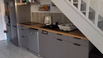 Een koelkast, een microgolfoven, een oven, een kookplaat