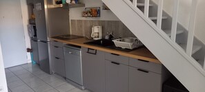 Een koelkast, een microgolfoven, een oven, een kookplaat