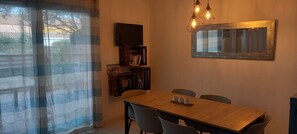 Dining - Holiday Home 'Au Pin' with Private Terrace, Wi-Fi, and Air Conditioning (Narbonne)