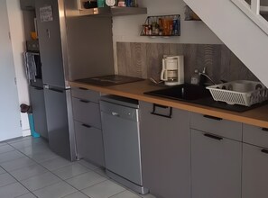 Een koelkast, een microgolfoven, een oven, een kookplaat