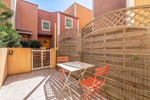 Outdoor dining - Holiday Home 'Au Pin' with Private Terrace, Wi-Fi, and Air Conditioning (Narbonne)