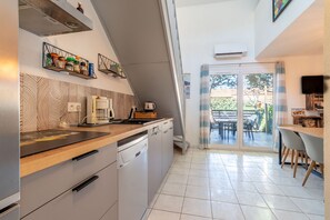 Réfrigérateur, micro-ondes, four, plaque de cuisson