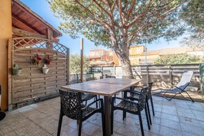 Outdoor dining - Holiday Home 'Au Pin' with Private Terrace, Wi-Fi, and Air Conditioning (Narbonne)