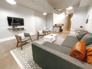 TV - Spacious 1brm Apartment Downtown Halifax- 10min walk to HFX WATERFRONT (Halifax)