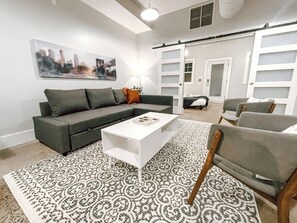 TV - Spacious 1brm Apartment Downtown Halifax- 10min walk to HFX WATERFRONT (Halifax)